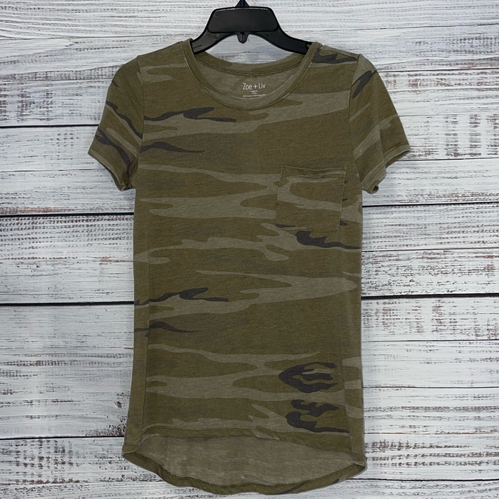 🔥 SALE Zoe + Liv Green Camo Pocket T-shirt | Size XS
